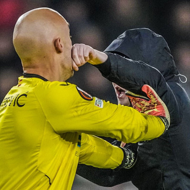 عکس | جیمی جامپ مست نقره داغ شد! | تاوان سنگین برای رفتار عجیب در ورزشگاه!