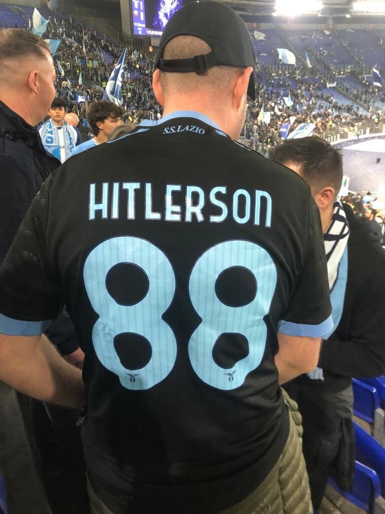 عکس | اقدام عجیب هوادار فوتبال با پوشیدن لباس هیتلر! | تاوان سنگین برای رفتار جنجالی در دربی