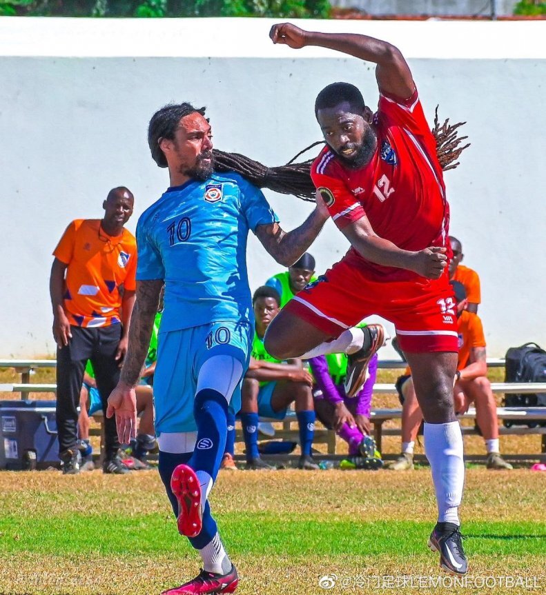 عکس| موبلندترین بازیکن تاریخ فوتبال رسما رونمایی شد | بستن موهای بلند از سه جا