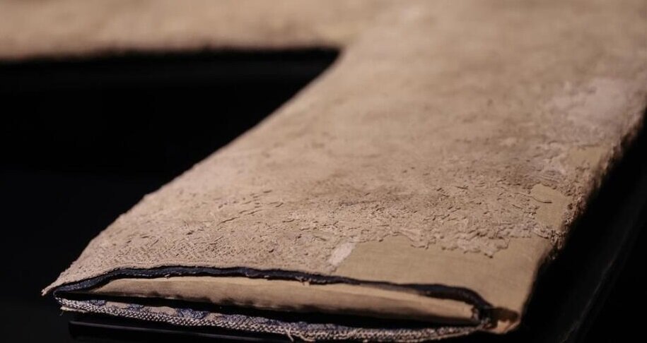 تصاویر رونمایی از لباس حضرت محمد (ص) در ترکیه | تشکیل صفهای طولانی برای دیدن ژاکت کشباف پیامبر رونمایی از لباس حضرت محمد در ترکیه