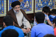 تصاویر | افطار رئیس جمهور در کنار ایتام | واکنش بچه‌ها را ببینید