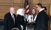 تصاویر اولین قاضی محجبه در آمریکا | زن سوری با سوگند به قرآن کریم کار خود را آغاز کرد