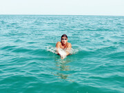 رکورد جوان ۱۸ ساله  که دور جزیره کیش را یک نفس شنا کرد | دور جزیره در ۱۳ ساعت و نیم