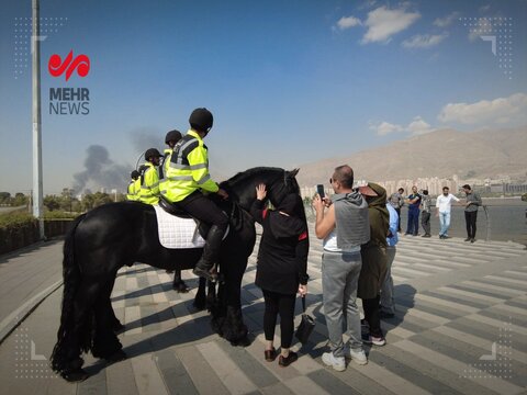 حضور یگان اسب سواران در روز طبیعت در پارک چیتگر، به منظور تامین نظم و امنیت