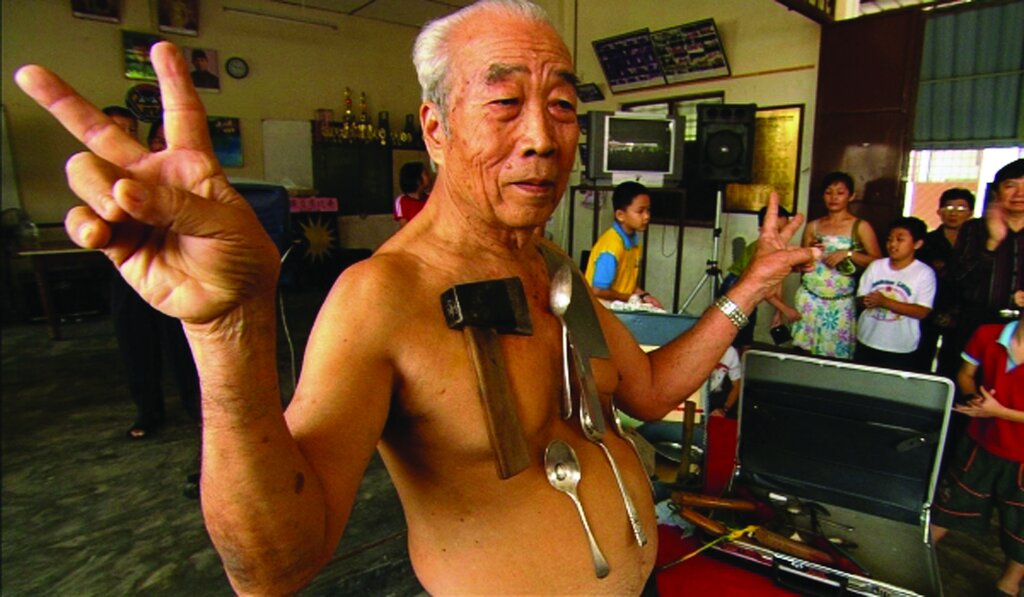 تصاویر | این افراد شگفت انگیز رکورد داران دنیا هستند | مرد ۶۷ سالهای که ۳۵ سالش را نخوابید | تا حالا هیچ نابینایی را دیدهاید که بتواند ببیند؟