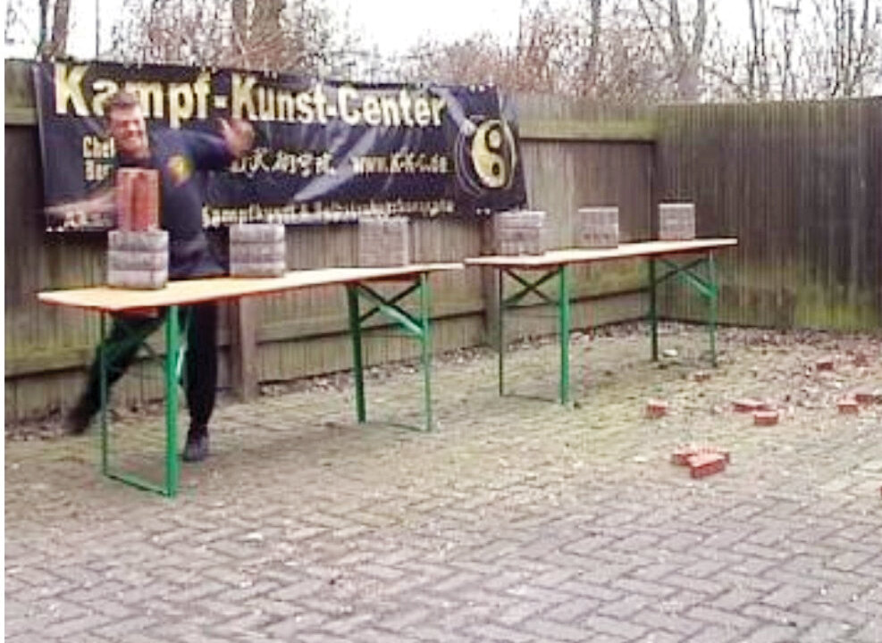 قویترین رکورداران گینس | رکوردهای شگفتانگیز، از مردانی که ضربه آهنیها دارند