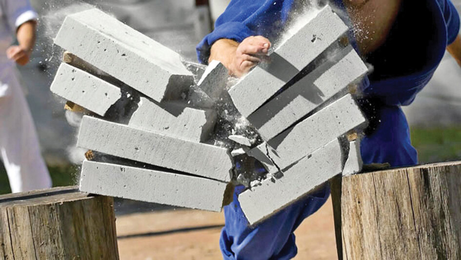 قویترین رکورداران گینس | رکوردهای شگفتانگیز، از مردانی که ضربه آهنیها دارند