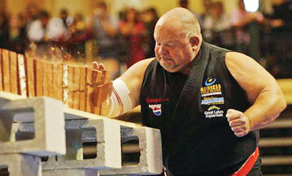 قویترین رکورداران گینس | رکوردهای شگفتانگیز، از مردانی که ضربه آهنیها دارند