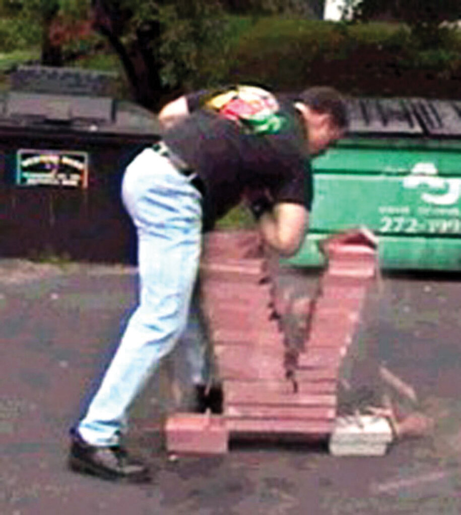 قویترین رکورداران گینس | رکوردهای شگفتانگیز، از مردانی که ضربه آهنیها دارند