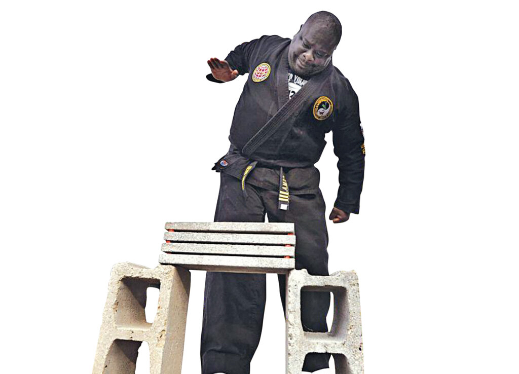 قویترین رکورداران گینس | رکوردهای شگفتانگیز، از مردانی که ضربه آهنیها دارند