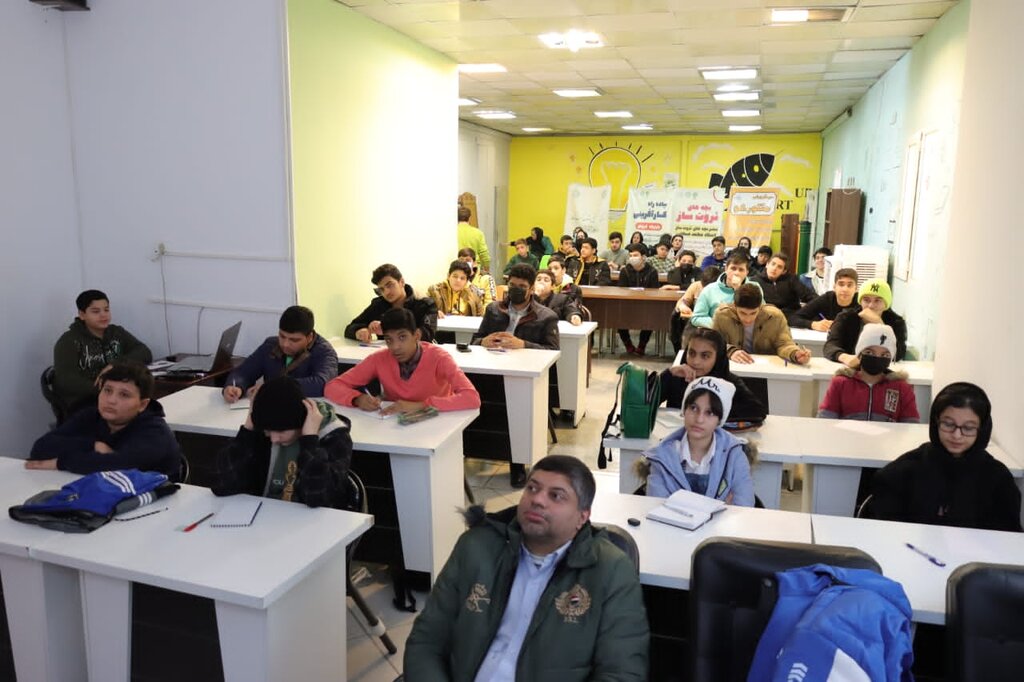 دفتر کارم داخل ماشینم بود | مجموعهای بزرگی با یک لپتاپ شکل گرفت