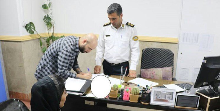 عکس |برگرداندن موبایل ۱۰۰ میلیونی به صاحبش | اقدام تحسینبرانگیز مأمور پلیس راهور