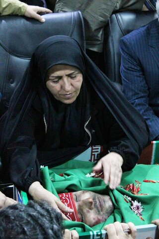 خداحافظی خانواده شهیدان مدافع حرم «مقداد مهقانی» و «میلاد حیدری» با پیکر عزیزانشان در معراج شهدا