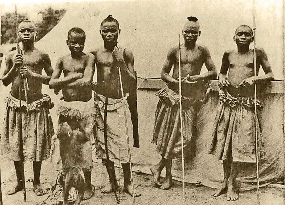 باغ وحش انسانی در آمریکا ؛ نمایش وحشیانه انسان‌ها در قفس میمون‌ها