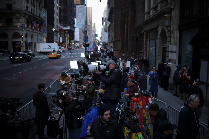 ببینید | درگیری مخالفان و موافقان ترامپ در اطراف دادگاه منهتن