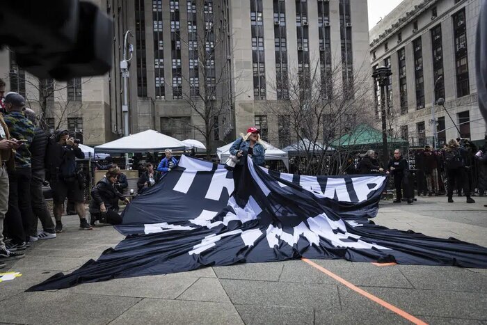 ببینید | درگیری مخالفان و موافقان ترامپ در اطراف دادگاه منهتن