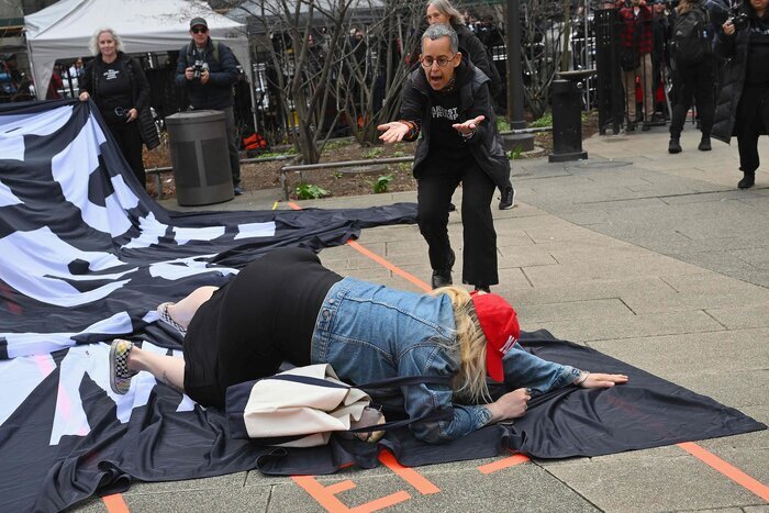 ببینید | درگیری مخالفان و موافقان ترامپ در اطراف دادگاه منهتن