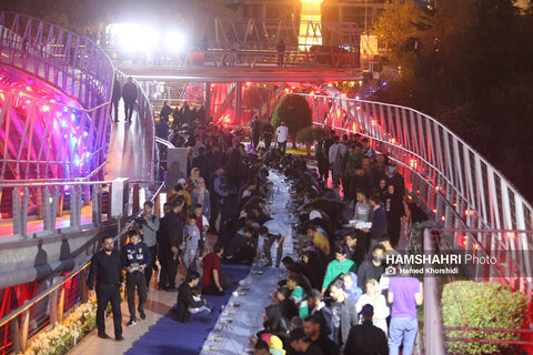 سفره افطاری ساده روی پل طبیعت
