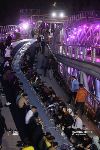 سفره افطاری ساده روی پل طبیعت