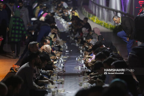 سفره افطاری ساده روی پل طبیعت
