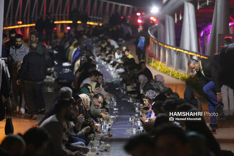 سفره افطاری ساده روی پل طبیعت
