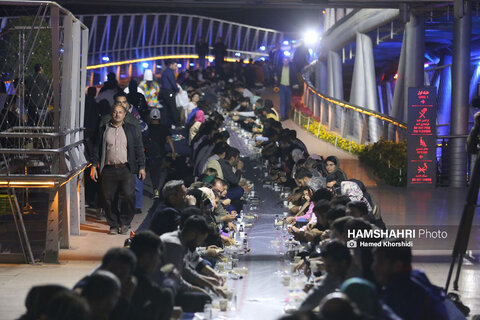 سفره افطاری ساده روی پل طبیعت