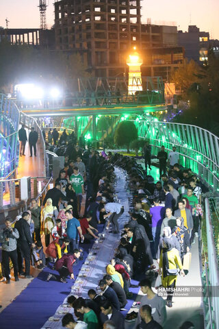 سفره افطاری ساده روی پل طبیعت