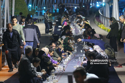 سفره افطاری ساده روی پل طبیعت