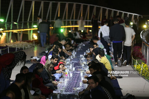 سفره افطاری ساده روی پل طبیعت