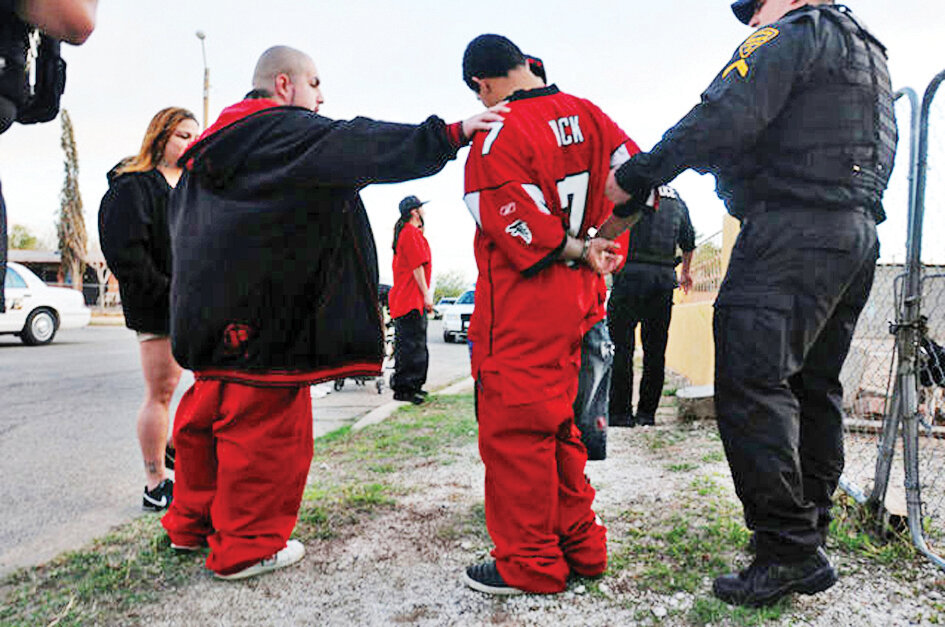 چگونه باندهای جرم و جنایت از داخل زندان هدایت میشوند؟