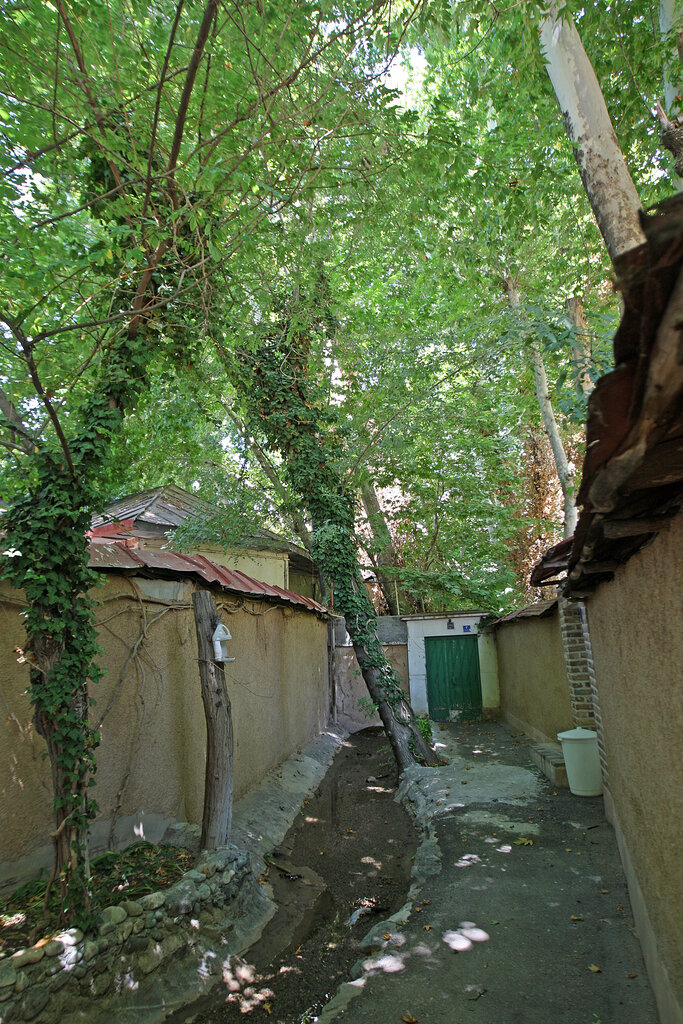 رمزگشایی از نام یک محله قدیمی؛ طایفه اذون یا گلابی روسی؟