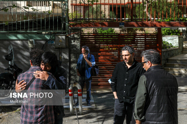 تصاویر وضعیت منزل کیومرث پوراحمد در تهران؛ شیون همسر پوراحمد و ... | چهره‌های مطرحی که به دیدار همسر پوراحمد آمدند