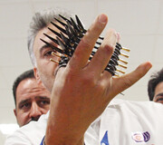 باور نکردنی اما واقعی | این آرایشگر ایرانی می‌تواند با استفاده همزمان از یازده قیچی موی افراد را کوتاه کند