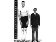 چگونه یک آدم قد کوتاه به یکی از بلند قامت‌ترین انسان‌های روی زمین تبدیل شد؟ | ماجرای باور نکردنی مردی که به یکباره قدش دراز شد