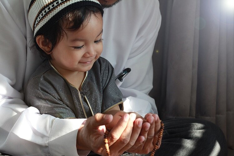 رفتار درست با کودکی که می‌خواهد روزه بگیرد ؛ شیرین کردن روزه‌داری برای کودکان با این روش‌های تربیتی | بایدها و نبایدهای رفتار با کودک در ماه رمضان