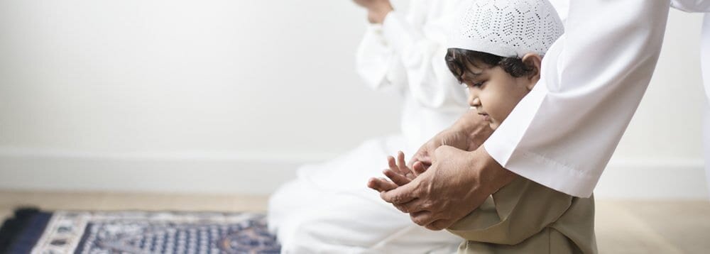 رفتار درست با کودکی که میخواهد روزه بگیرد ؛ شیرین کردن روزهداری برای کودکان با این روشهای تربیتی | بایدها و نبایدهای رفتار با کودک در ماه رمضان