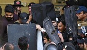 تصاویر سرپوش عجیب عمران خان هنگام ورود به دادگاه