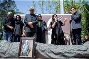 تصویر غم‌انگیز همسر کیومرث پوراحمد در مراسم تدفین پیکر زنده یاد