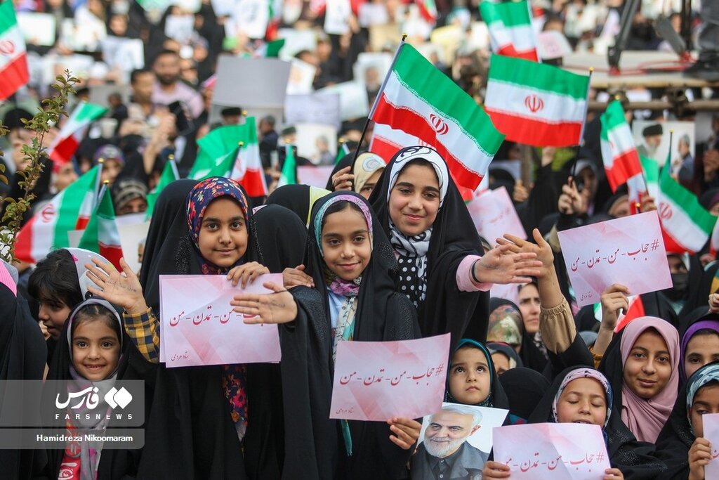 تصاویر تجمع حامیان حجاب در اصفهان ؛ دست نوشته‌های خاص دخترها | از هشتگ ویژه تا زن، زندگی ...