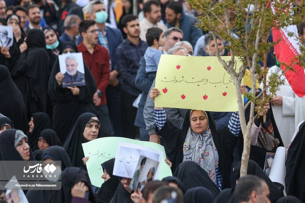 تصاویر تجمع حامیان حجاب در اصفهان ؛ دست نوشته‌های خاص دخترها | از هشتگ ویژه تا زن، زندگی ...