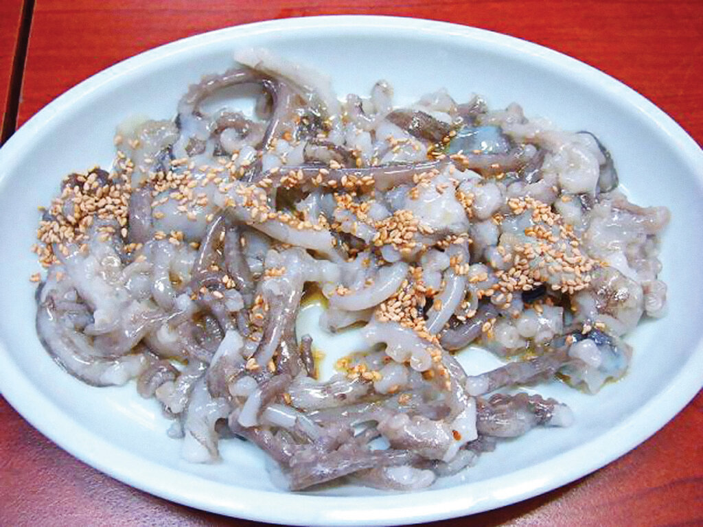 لیستی از عجیبترین غذاهایی که زنده زنده سرو میشوند | از لحظه تکه تکه شدن اختاپوس بیچاره تا تماشای کرمهای متحرک در یکی از گرانترین پنیرهای جهان