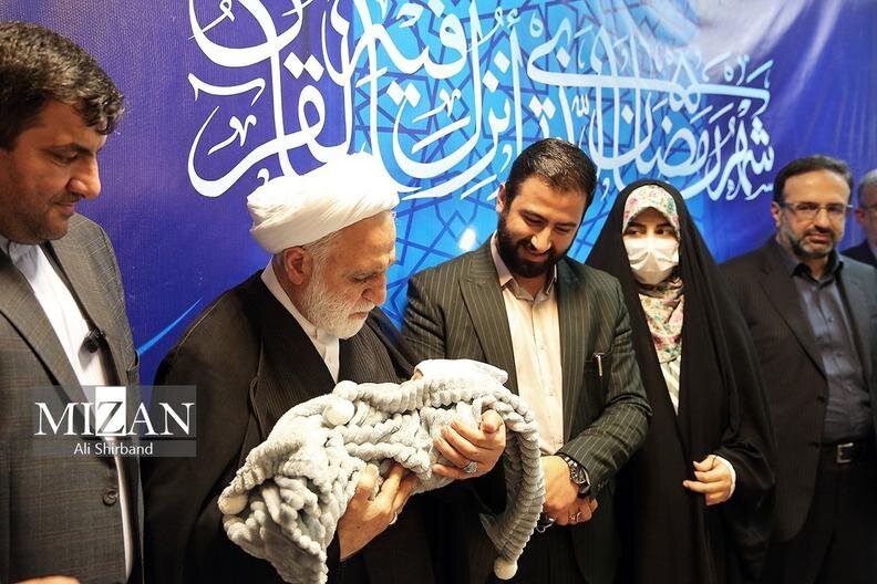 عکس | ماجرای نوزادی که محسنی اژه ای در آغوش گرفت