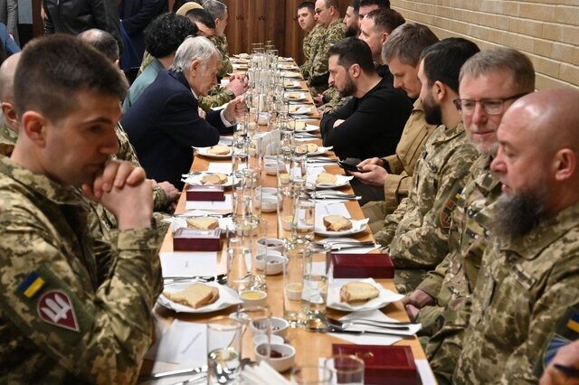تصاویر افطاری زلنسکی با سربازان مسلمان ارتش اوکراین