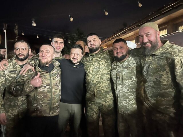 تصاویر افطاری زلنسکی با سربازان مسلمان ارتش اوکراین