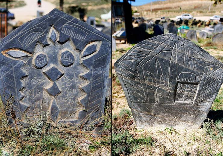 اسرارآمیزترین مکان دیدنی گلوگاه بهشهر ؛ حکاکیهایی جالب قبرهایی که شغل متوفی را نشان میدهند | آسیب قارچهای گل سنگ بر گورستان تاریخی سفیدچاه