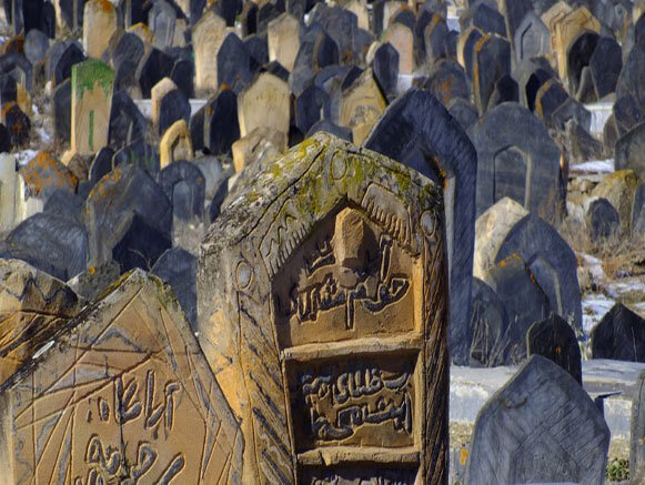 اسرارآمیزترین مکان دیدنی گلوگاه بهشهر ؛ حکاکی‌هایی جالب قبرهایی که شغل متوفی را نشان می‌دهند | آسیب قارچ‌های گل سنگ بر گورستان تاریخی سفیدچاه