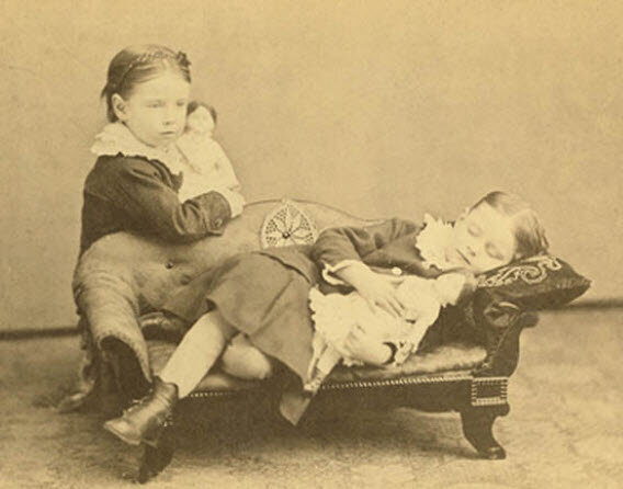 تصاویر غیراخلاقیترین و ترسناکترین رسم اروپاییها | رفتار عجیب خانوادهها با جسد مردگان خود را ببینید