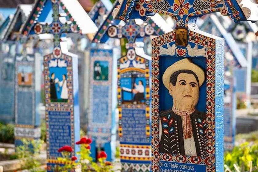 عکس | شادترین قبرستان جهان! | اهالی این روستا با لحنی طنزآمیز به استقبال مردگان میروند