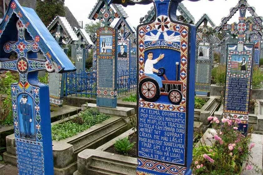 عکس | شادترین قبرستان جهان! | اهالی این روستا با لحنی طنزآمیز به استقبال مردگان می‌روند