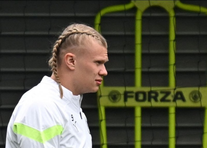 تصاویر | شباهت فوق ستاره فوتبال به دختر خاص! | استایل زنانه ماشین گلزنی سوژه شد